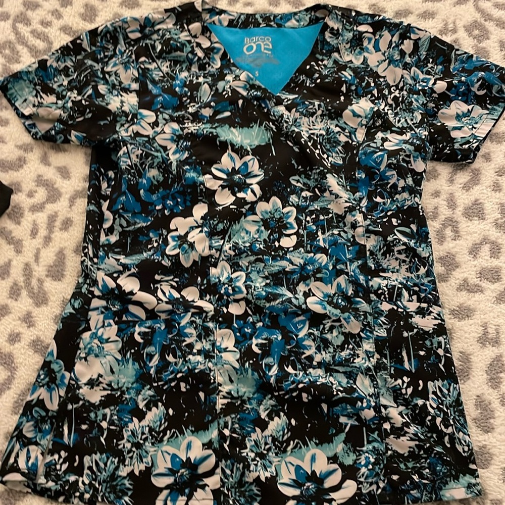 Small barco one scrub top